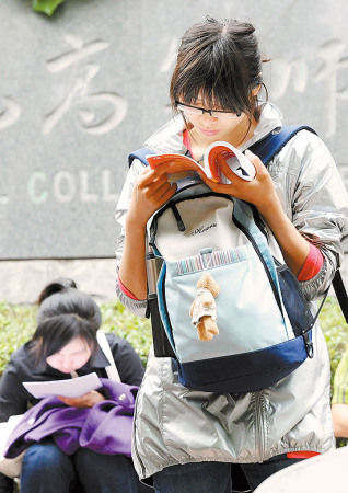 5月8日，在南京女子中专考点，考生在等候进场时抓紧复习。 新华社记者 孙参摄 