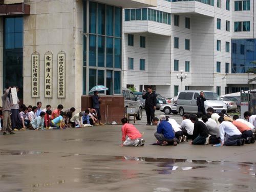 广东化州村民政府门前下跪一小时无人理(图)