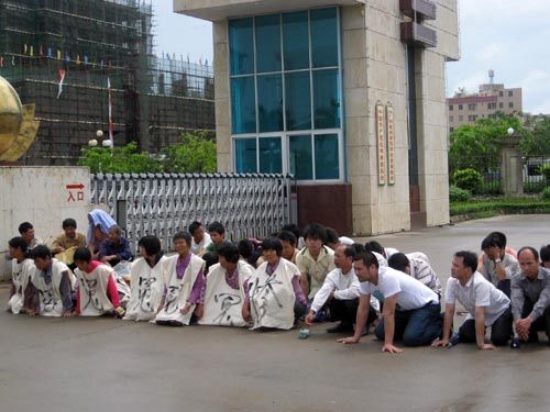 广东化州村民政府门前下跪一小时无人理(图)