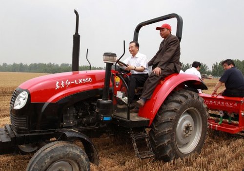 温家宝在河南考察 驾驶拖拉机在麦地耕种