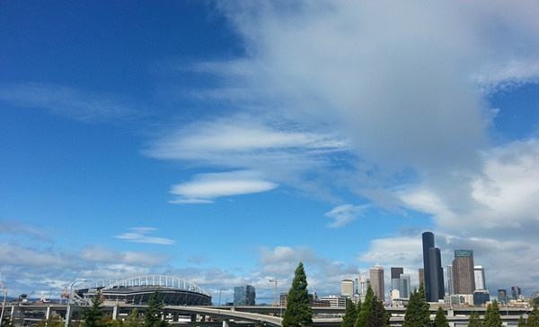 蓝天白云下的西雅图街景。