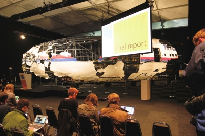 10月13日在荷兰希尔泽赖恩展示的经过复原整理的马航MH17客机残骸。