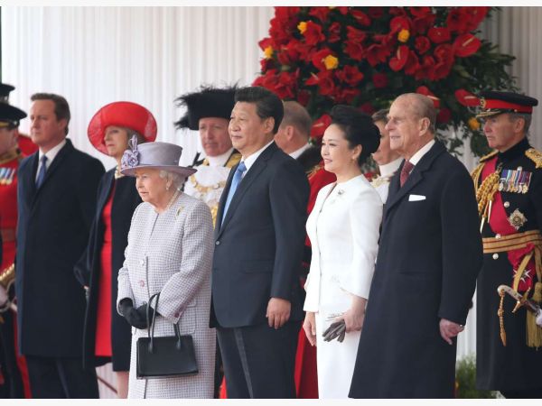 查尔斯王储夫妇来到饭店，迎请习近平主席和夫人彭丽媛前往皇家骑兵检阅场，出席英国女王伊丽莎白二世为中国国家元首举行的隆重欢迎仪式。