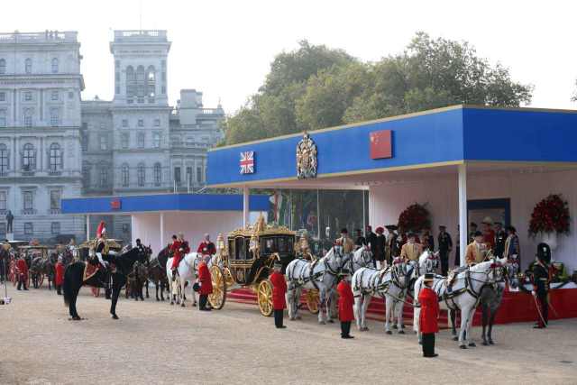 习主席夫妇在查尔斯王储夫妇陪同下抵达骑兵检阅场