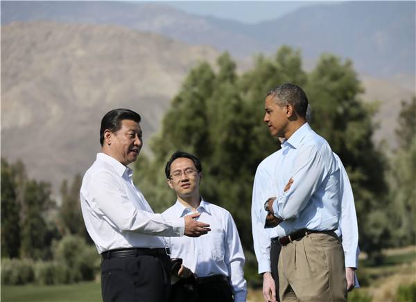 图为2013年6月8日，习近平同美国总统奥巴马举行第二场会晤并在会晤前散步。