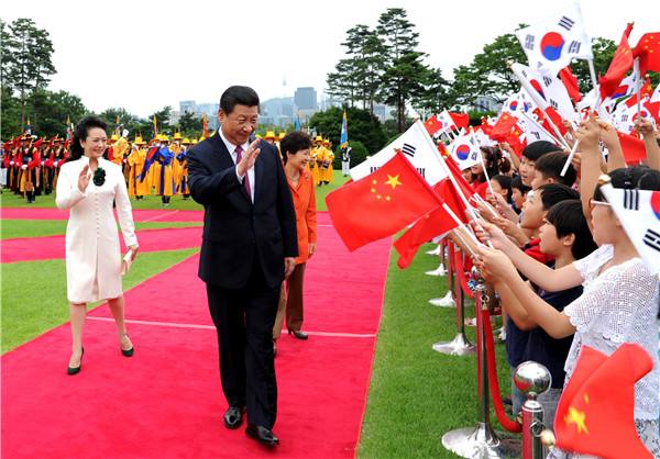 图为2014年7月3日，习近平出席韩国总统朴槿惠举行的欢迎仪式。