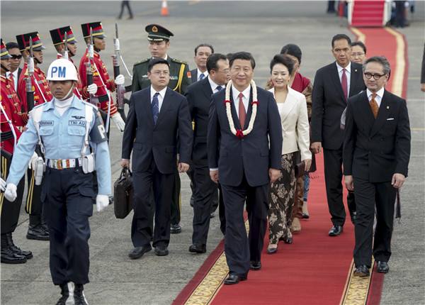 图为2013年10月2日，习近平抵达雅加达开始对印度尼西亚进行国事访问
