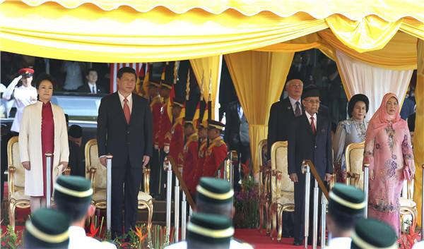 图为2013年10月4日，习近平出席马来西亚最高元首举行的欢迎仪式。