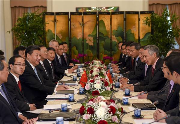 图为2015年11月7日，习近平会见新加坡总理李显龙。