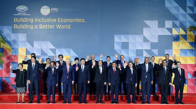 APEC领导人多场“集体活动”在马尼拉国际会议中心举行。