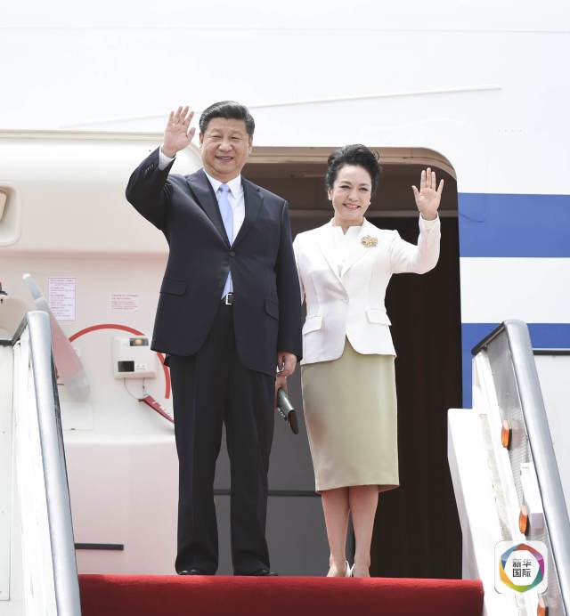 12月1日，中国国家主席习近平乘专机抵达津巴布韦首都哈拉雷，开始对津巴布韦进行国事访问。津巴布韦总统穆加贝在机场举行隆重欢迎仪式。这是习近平和夫人彭丽媛向欢迎人群挥手致意。