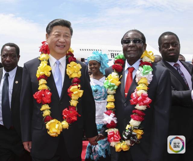 12月1日，中国国家主席习近平乘专机抵达津巴布韦首都哈拉雷，开始对津巴布韦进行国事访问。津巴布韦总统穆加贝在机场举行隆重欢迎仪式。这是穆加贝在机场迎接习近平。