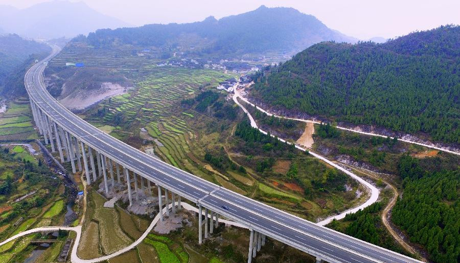 厦蓉高速贵州丹寨县羊甲大桥(2015年12月19日摄)。