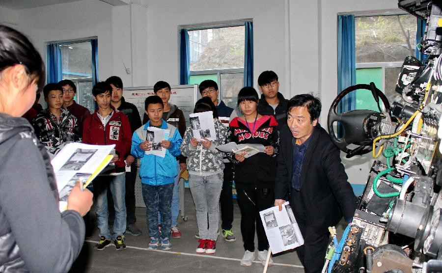 学生在河北阜平县职教中心梦翔汽车培训基地内上实训课(2015年11月18日摄)。