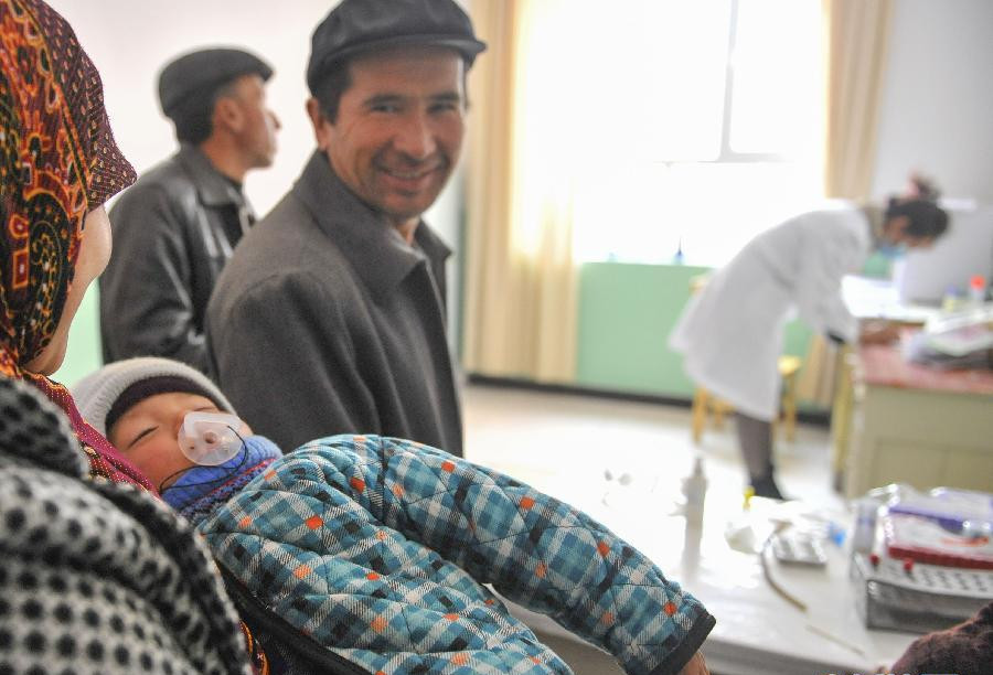 村民在新疆喀什地区疏附县塔什米力克乡中心卫生院候诊(2014年3月12日摄)。