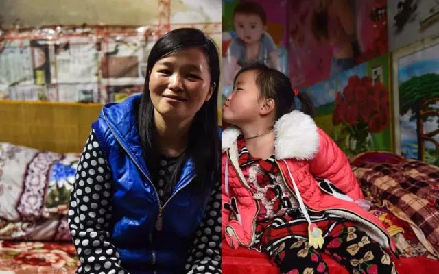 2月22日，在广东东莞市凤岗镇官井头村的出租屋内，蒙爱林(左图 新华社记者 毛思倩 摄)坐在床边，感受小女儿远在广西老家千里之外的亲吻