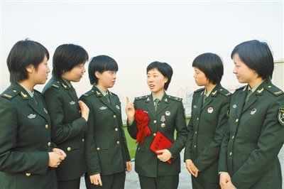 驻香港部队两名退伍女兵被录用为公务员