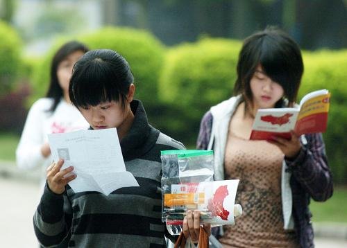 广西2010公务员考试重考举行 8万余考生参考