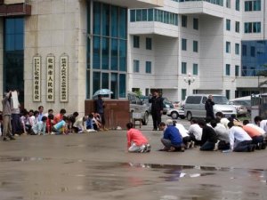 广东化州村民政府门前下跪一小时无人理