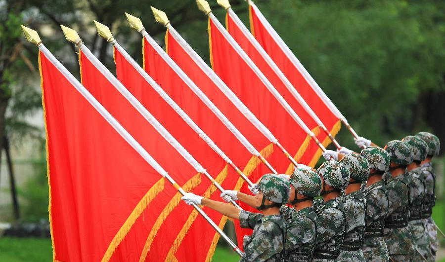 “雁门关伏击战英雄连”英模部队方队旗手在进行训练(7月23日摄)。