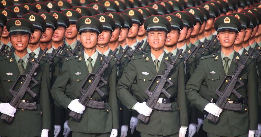 “华南游击队”英模部队方队在进行训练(7月22日摄)。