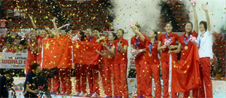  9月6日，中国队队员在颁奖仪式上欢呼。