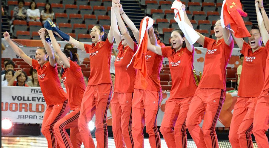  9月6日，中国队队员在颁奖仪式上欢呼。当日，2015年第12届女排世界杯在日本名古屋市综合体育馆全部结束，中国女排以10胜1负的战绩获得冠军。