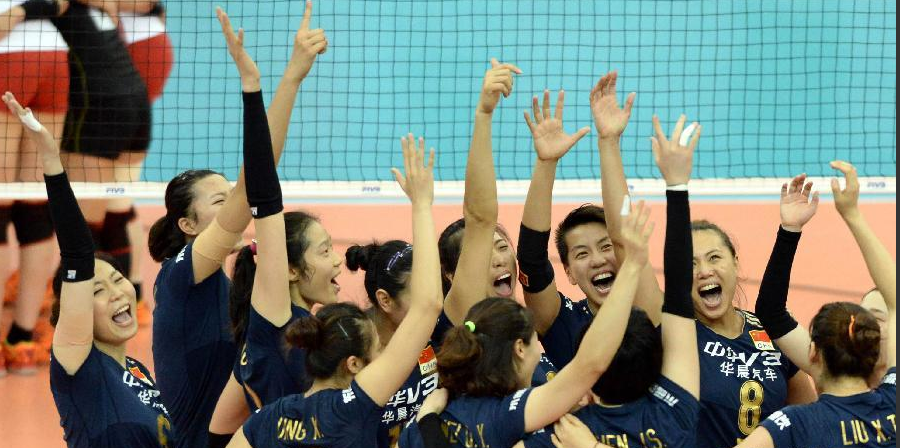 9月6日，中国队球员庆祝夺冠。当日，2015年第12届女排世界杯在日本名古屋市综合体育馆全部结束，中国女排以10胜1负的战绩获得冠军。