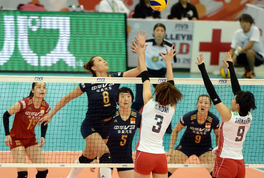  9月6日，中国队球员曾春蕾（左二）在比赛中吊球。当日，2015年第12届女排世界杯在日本名古屋市综合体育馆全部结束，中国女排以10胜1负的战绩获得冠军。
