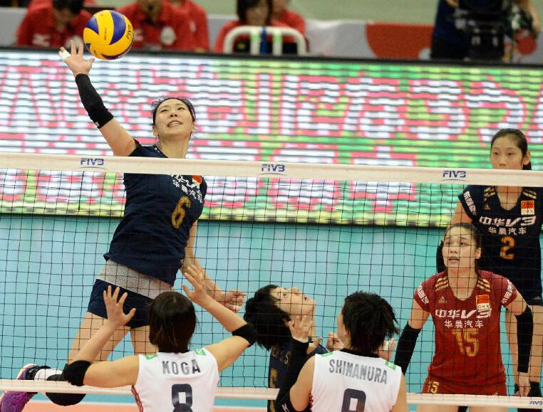 9月6日，中国队球员杨珺菁（左一）在比赛中扣球。当日，2015年第12届女排世界杯在日本名古屋市综合体育馆全部结束，中国女排以10胜1负的战绩获得冠军。 