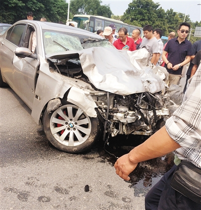 6月20日，南京车祸现场的宝马车，已经面目全非。
