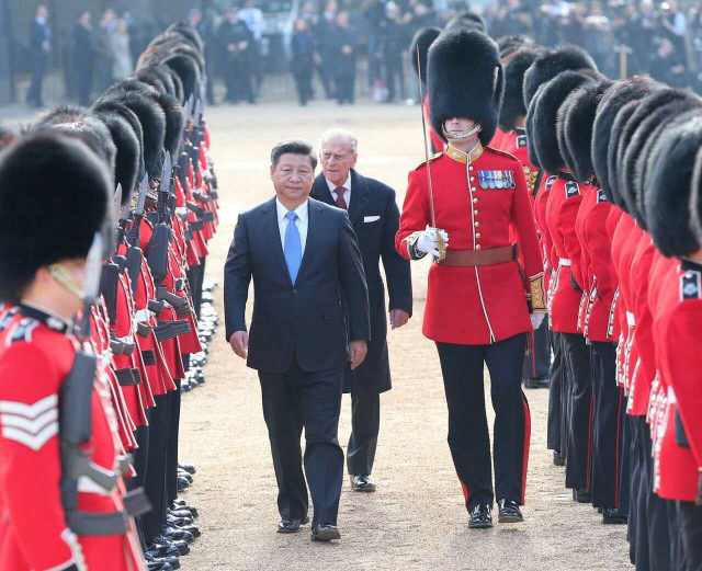 习主席走下检阅台，在菲利普亲王陪同下，检阅仪仗队。