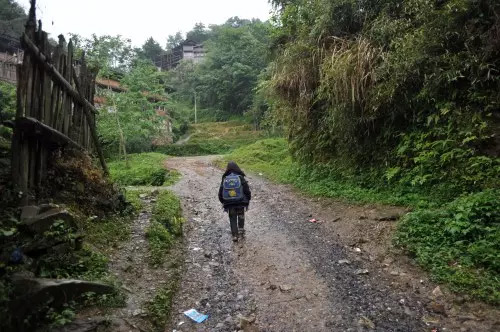 2014年5月21日，在广西龙胜各族自治县马堤乡，10岁的留守儿童阳易独自走在放学路上。